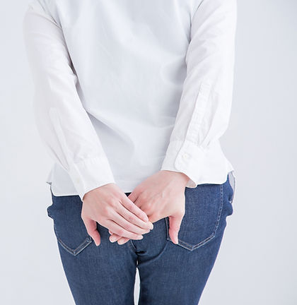お尻をおさえる女性