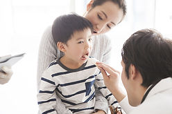 診察を受けている男の子