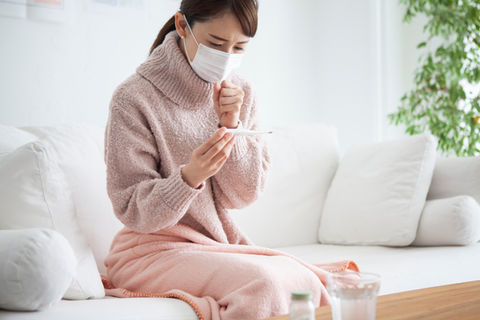 風邪をひいた女性