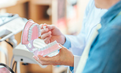 歯磨き指導をする歯科医