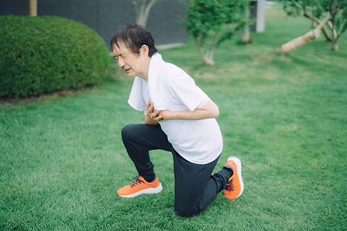 胸が苦しくなった中高年の男性