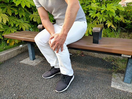 膝が痛い男性