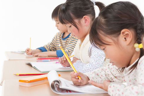 勉強をする子供たち