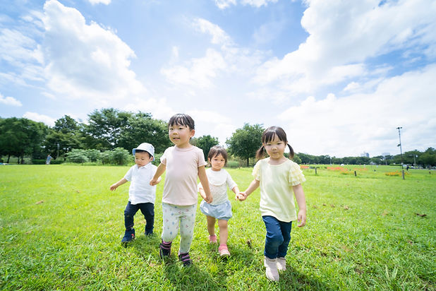 手を繋いで元気に歩く子供たち