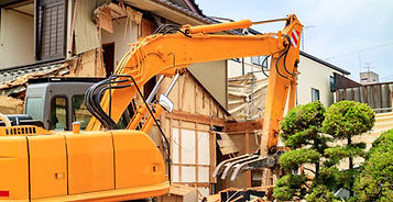 解体工事中のしょショベルカー