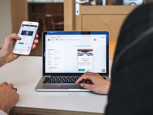 Symbolbild für Mitarbeiter-Onboarding: strukturierte Einarbeitung, Mentoring, soziale Integration und erfolgreiche Probezeit für neue Teammitglieder