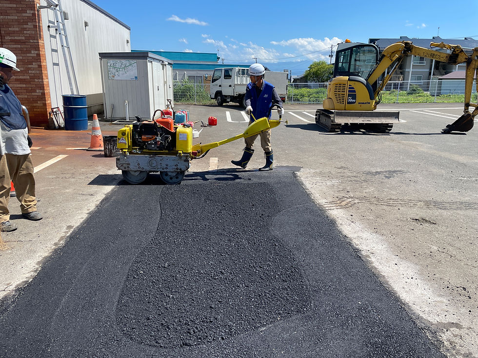 アスファルト合材を転圧します