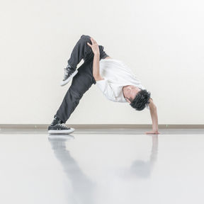 ダンスがもたらす創造的な思考とチャレンジする生き方。インタビュー：ダンサー／インストラクター UEN