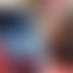 La luz respira entre lonas y pasillos.