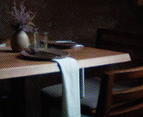 Una mesa única: Este café. Esta esquina. Esta mesa exacta. ¿Y si hubiéramos elegido otra?