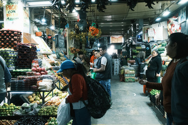 Pasillo con personas caminando.