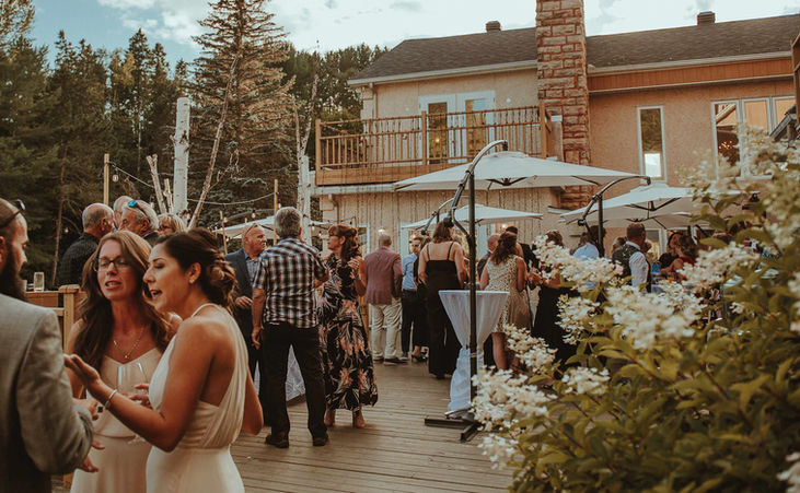 Terrasse remplie de personnes