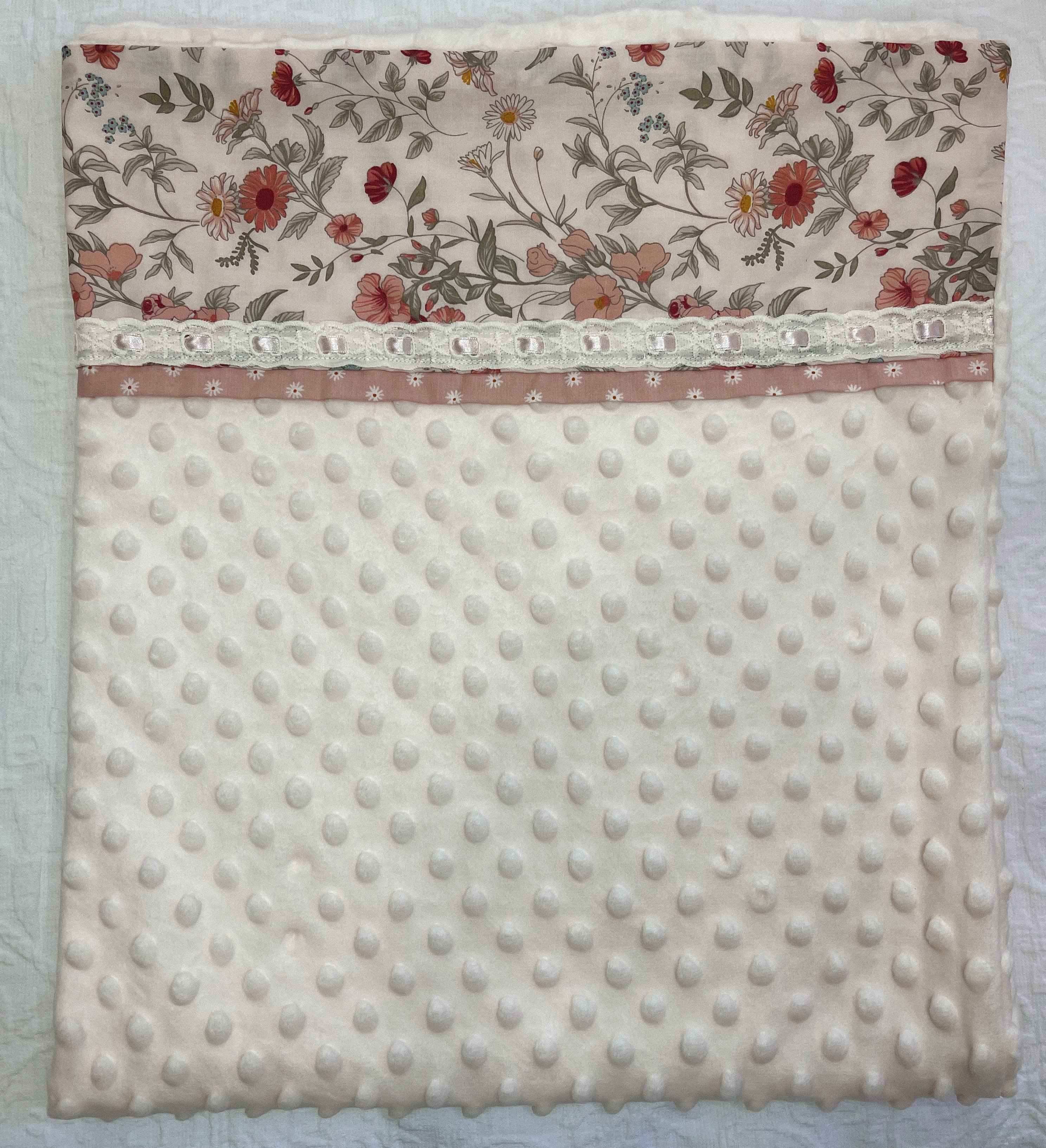 Minky Vintage Cottage Garden – soft cream with lace