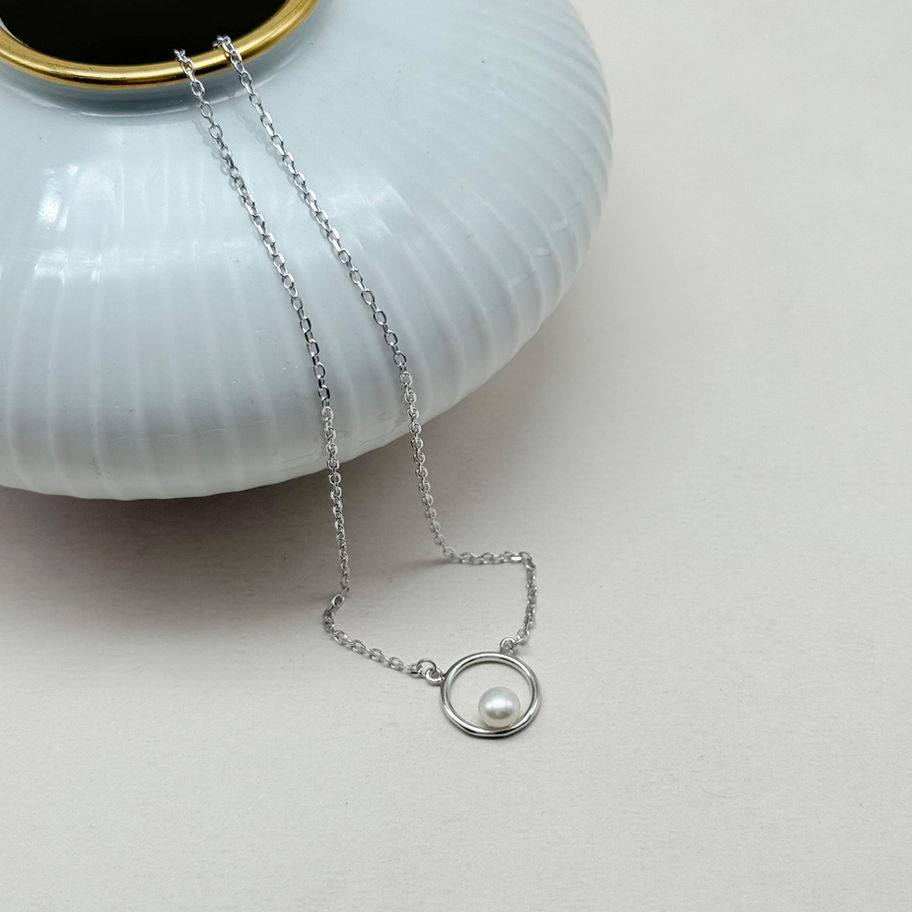 Pearl in Circle Necklace