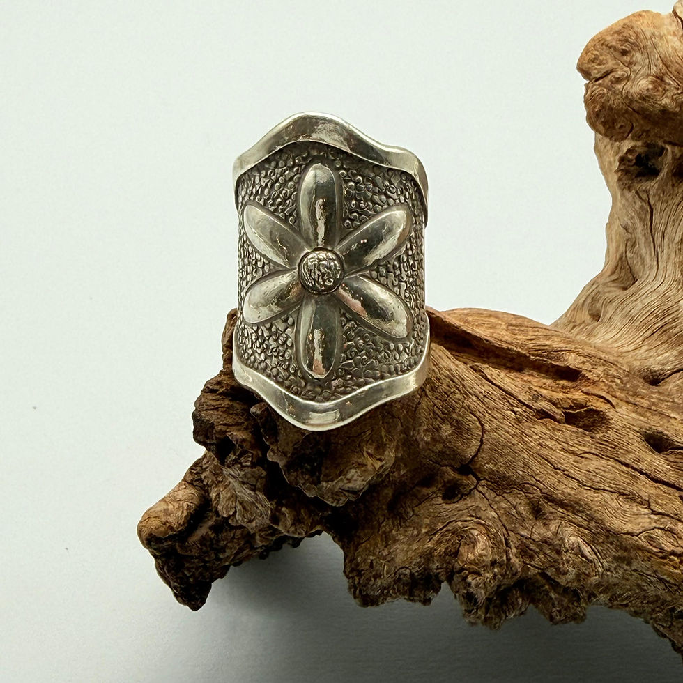 Large Scalloped Edge Opened Ended Flower Ring