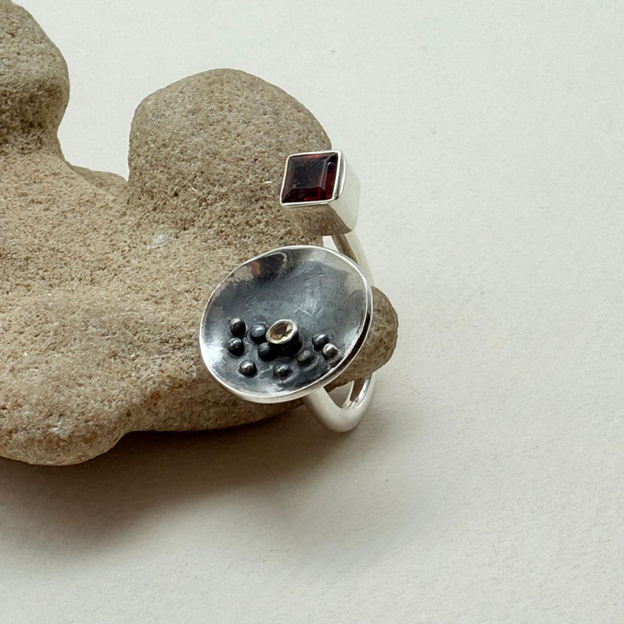 Oxidised Disc Ring with Garnet