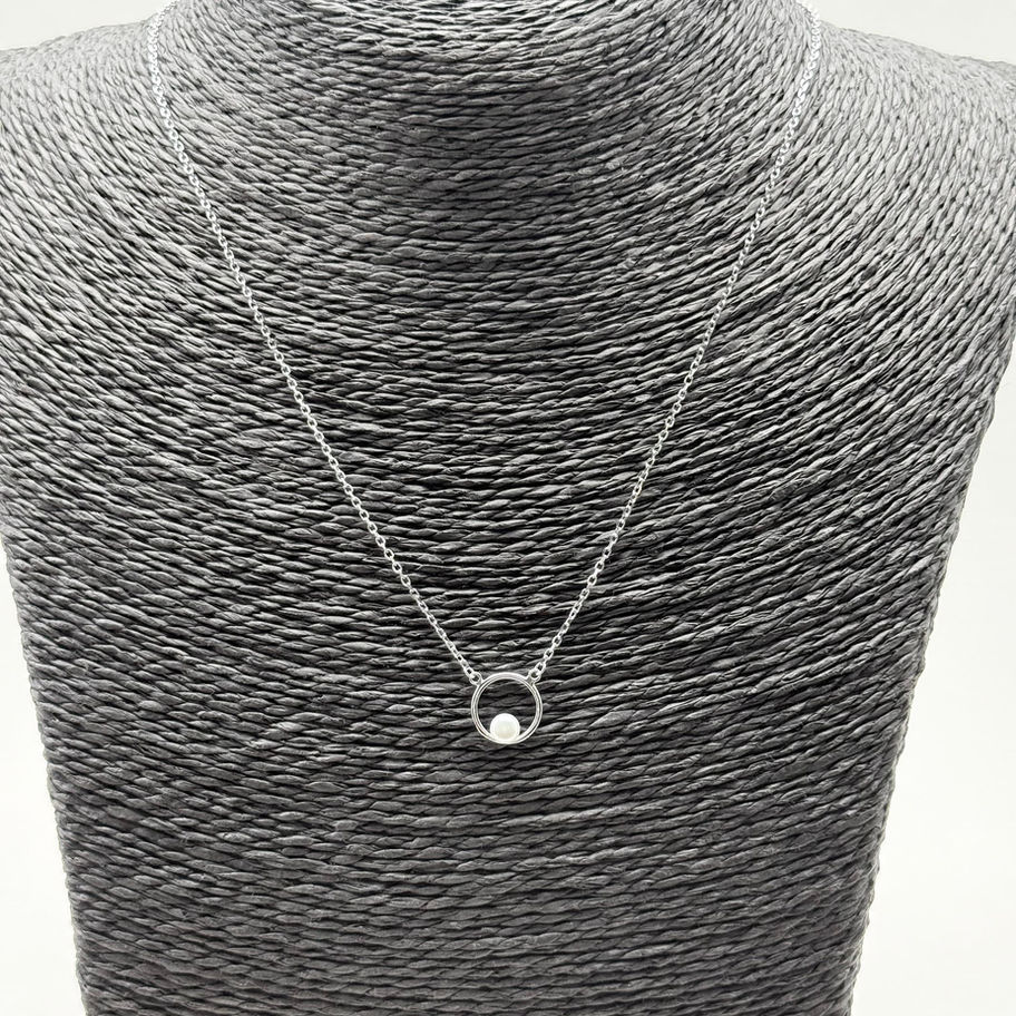 Pearl in Circle Necklace