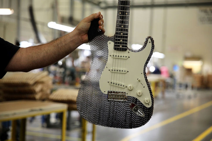 Fender Stratocaster: Cardboard Guitar