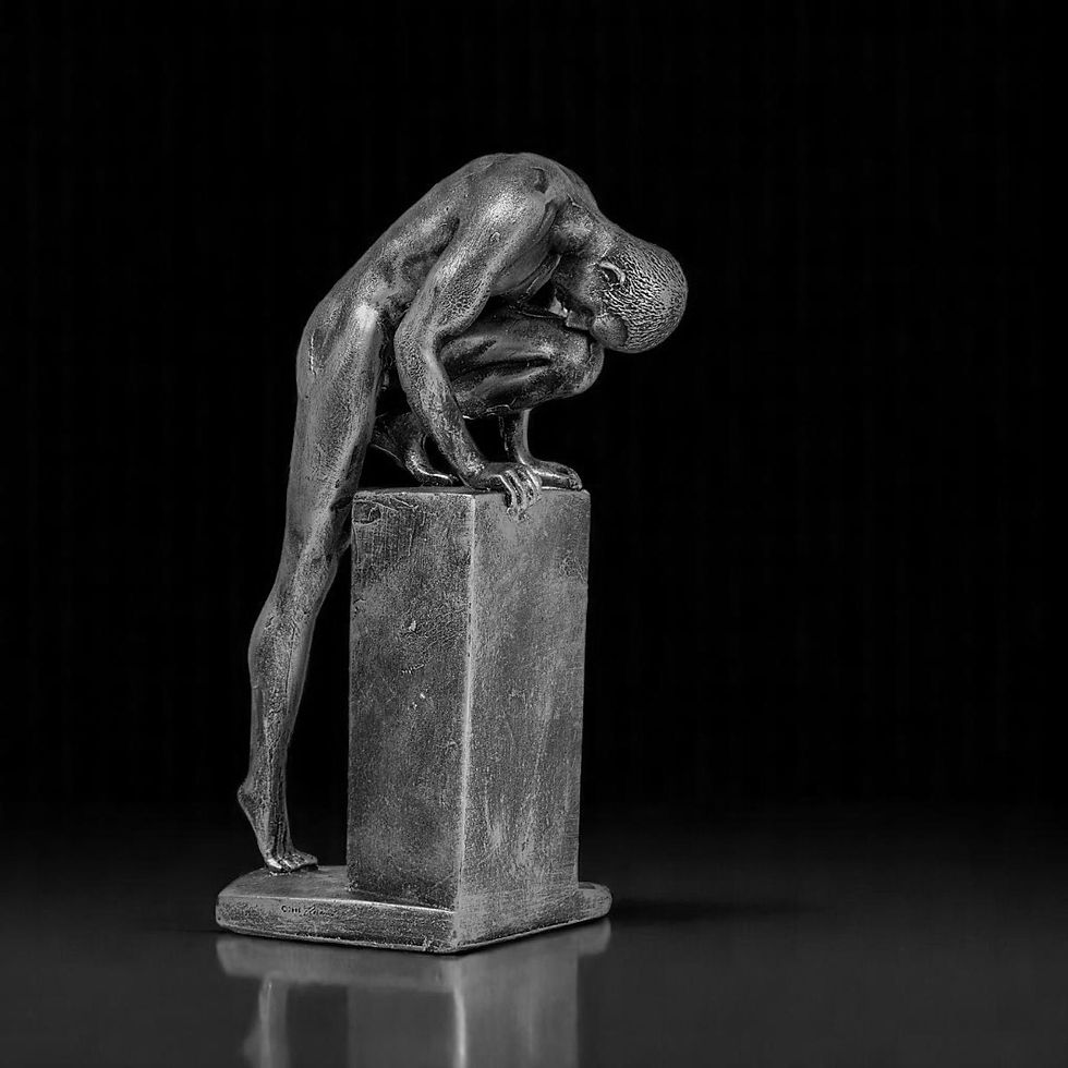 Miniatura: Estatueta De Homem Escalando Subindo Base Decorativa Prata