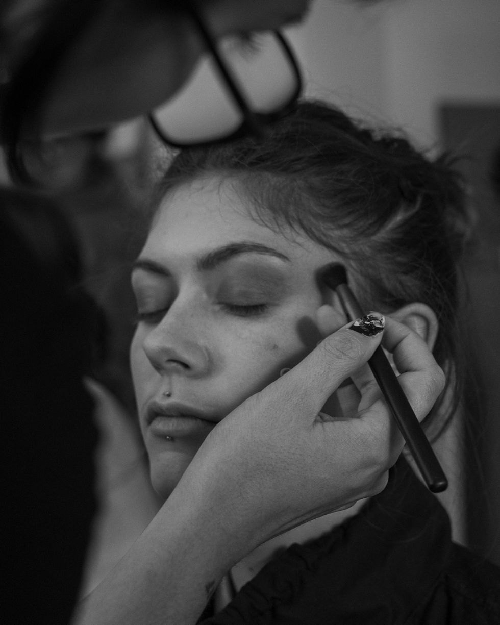 mise en beauté noire et blanc maquilleuse