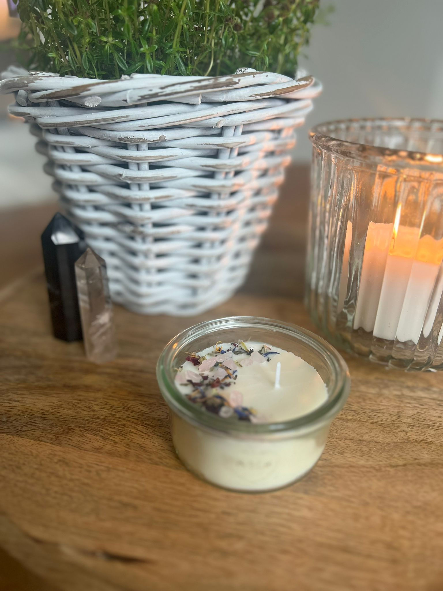 Kerze mit Blüten & Edelsteinen