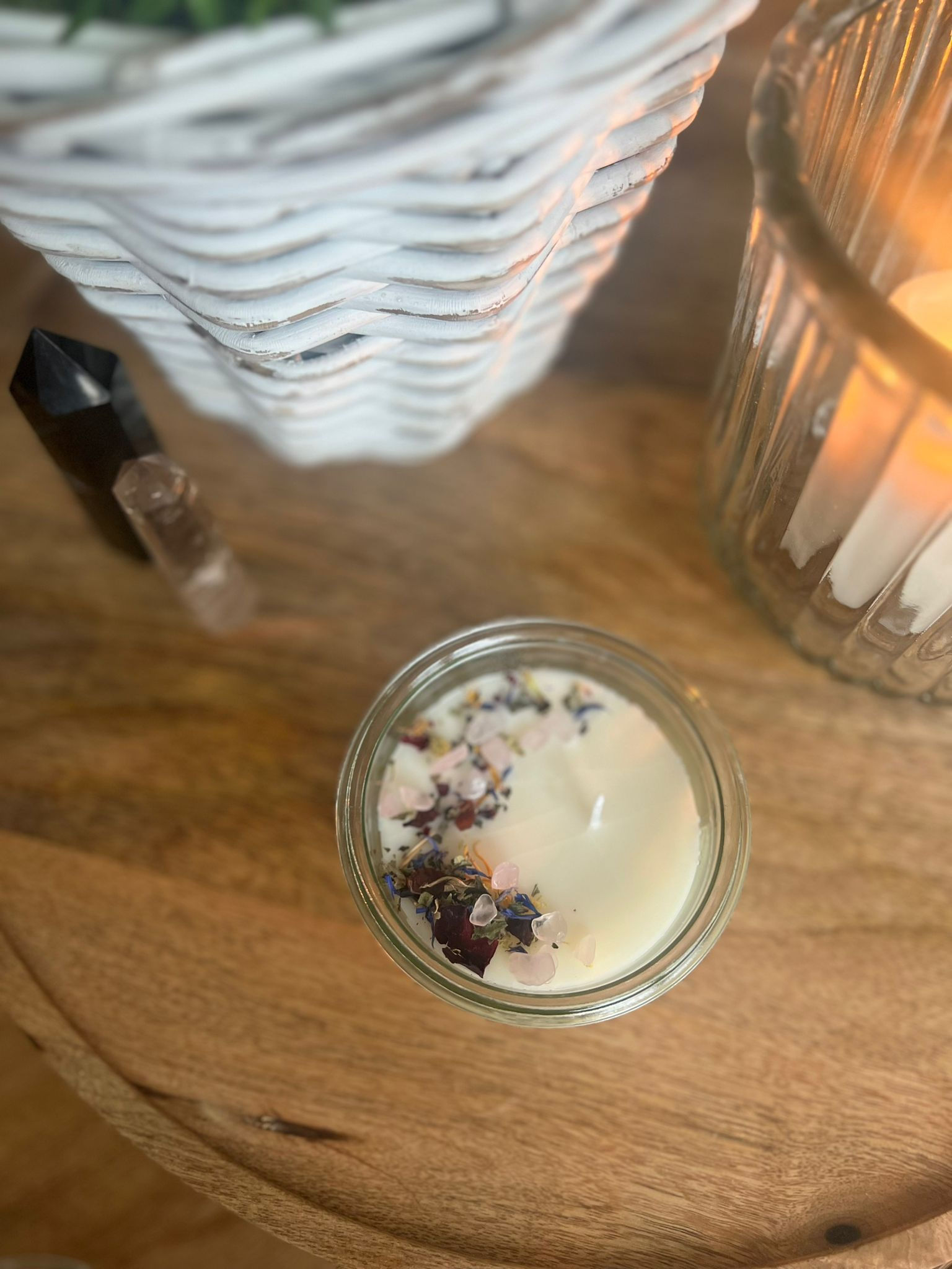 Kerze mit Blüten & Edelsteinen