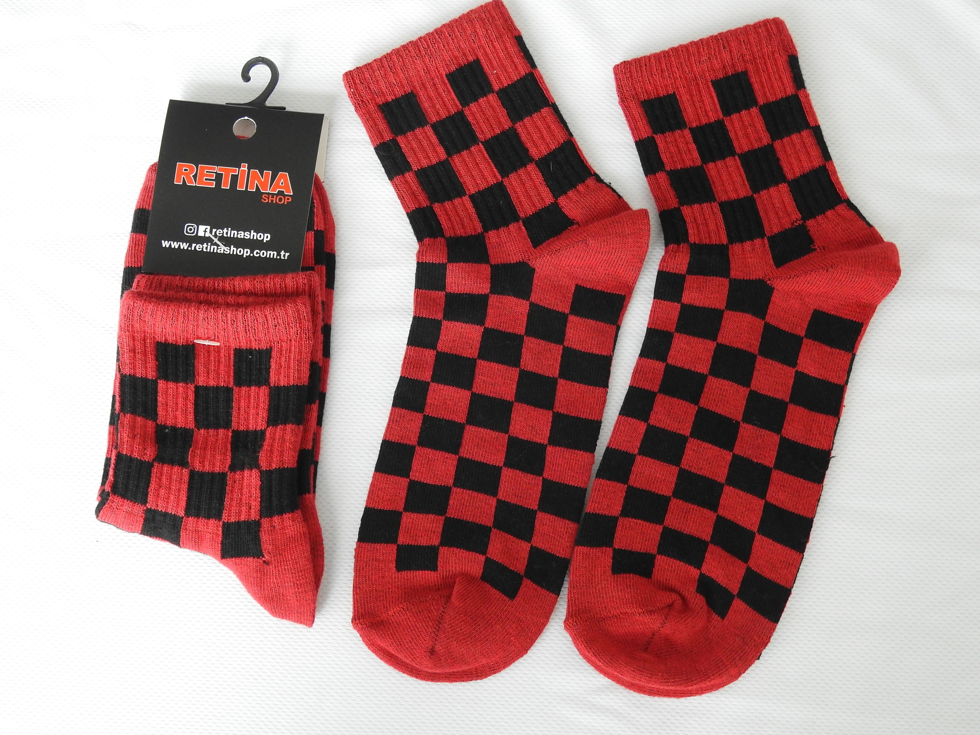 Kırmızı Siyah Damalı Çorap