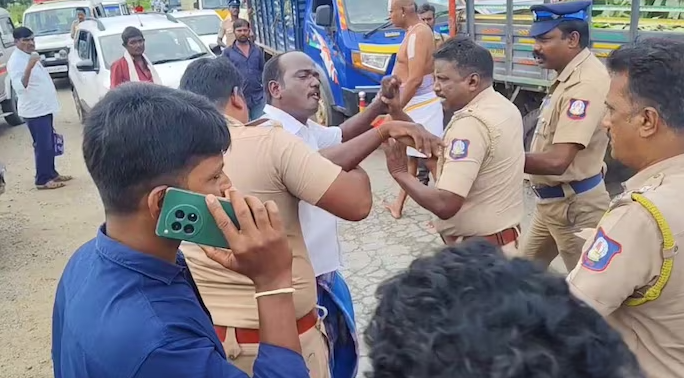 Murukampattu residents in Tamil Nadu protest water shortage, lawyer manhandled by police.