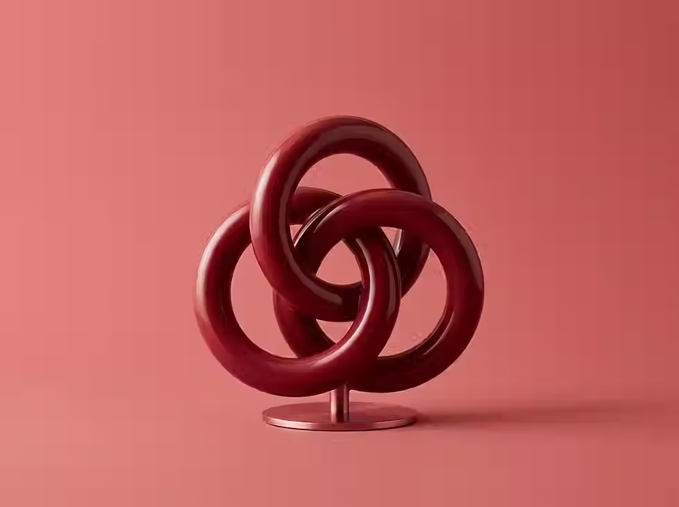 Eine glänzende, dunkelrote Kleeblattknoten-Skulptur steht auf einem passenden roten Sockel vor einem einfarbigen roten.