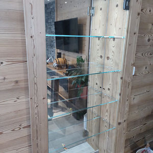 Réalisation d'une vitrine avec porte sur mesure