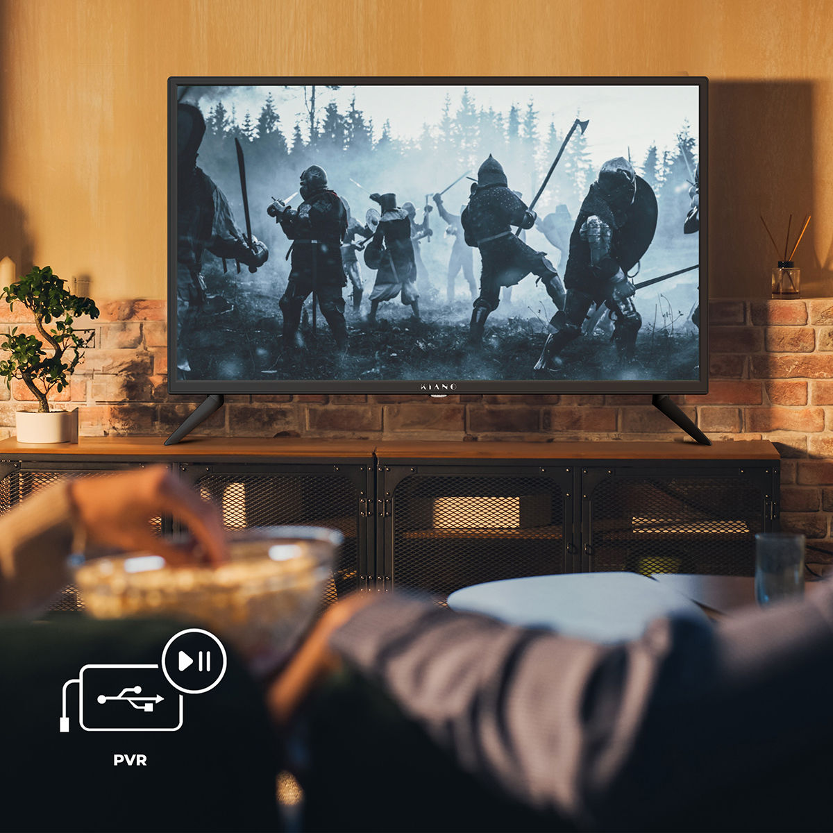 Person greift nach Popcorn, schaut Kampf-TV. PUB gemütliche Abendunterhaltung.