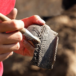 Les secrets des coutumes ancestrales jurassiennes révélés au Musée d'Archéologie de Lons-le-Saunier.