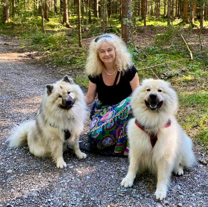 Yasmine Backhaus mit ihren Eurasiern Sami und Perwin
