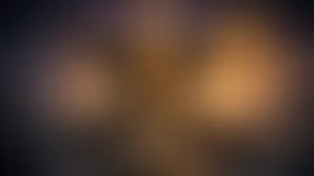 Illustration eines Menschen stehend vor der Weltenesche Yggdrasil