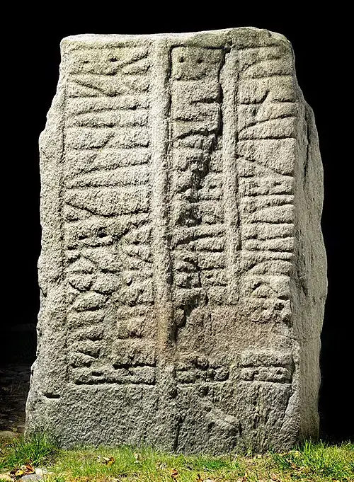 Die Rückseite eines kleinen Jellingstein bei Nacht