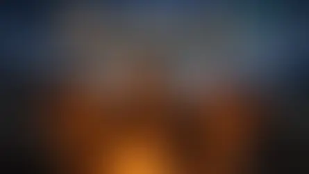Eine Gruppe nordischer reisende abendlich am Lagerfeuer sitzend