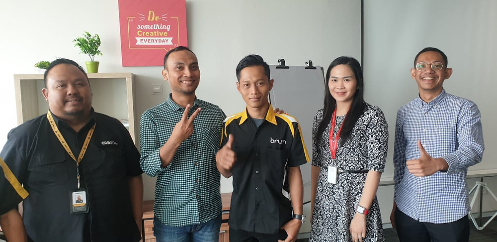 Khalil Khadam, Head Ops and Partership bersama Irfan Suhendi Head of Mechanics berfoto di training center bersama Rusdi, CEO Circledu dan Ferry Head Ops Carsome