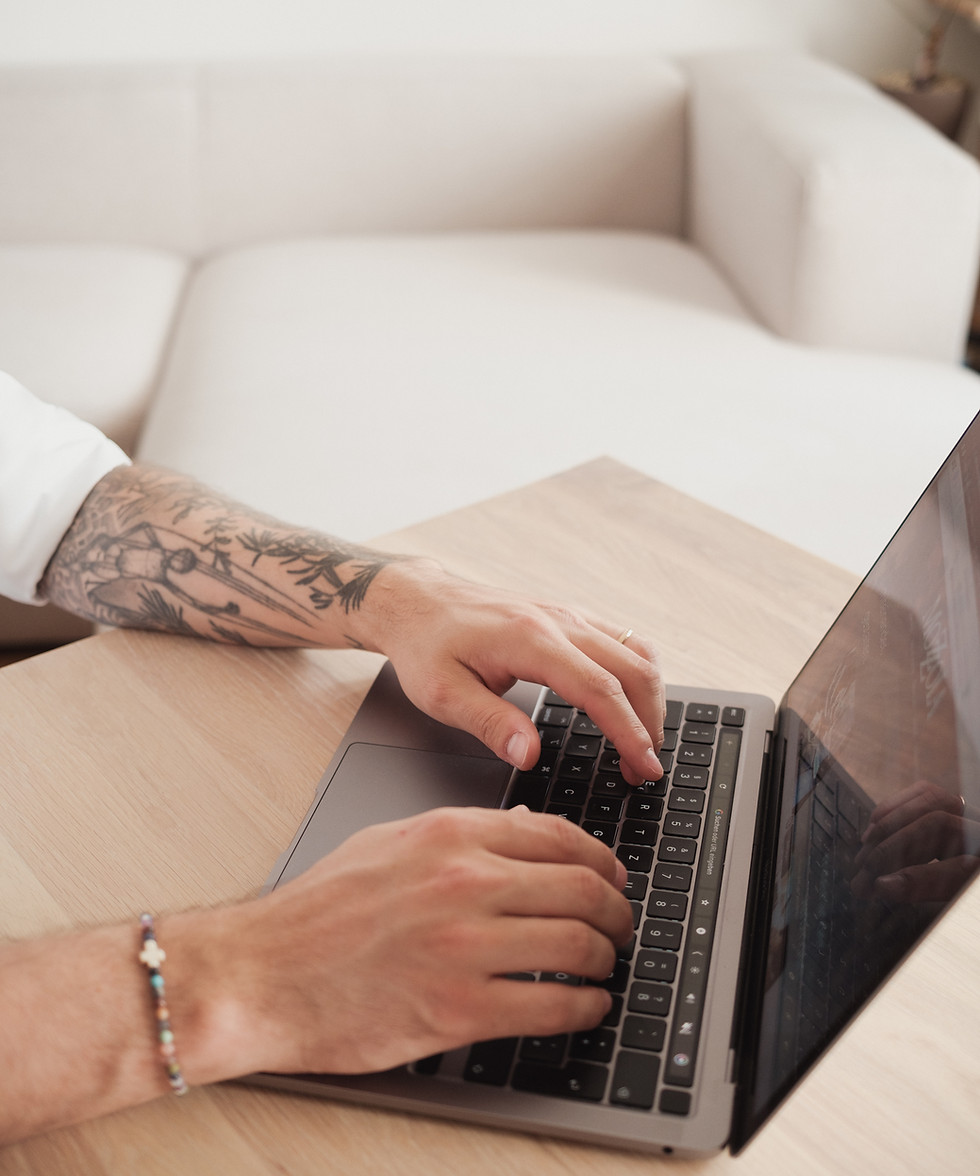 Hände tippen auf Computer-Tastatur