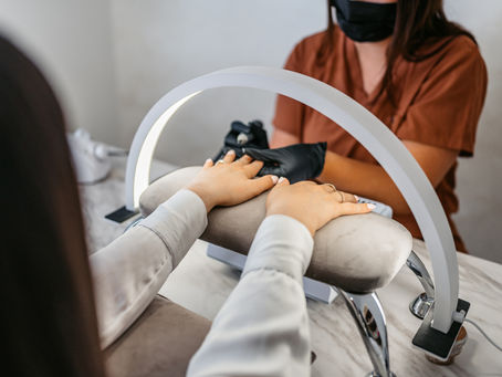 Ile trzyma się hybryda na paznokciach?