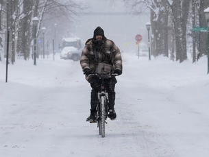 Tormenta invernal histórica paraliza el noreste de EE.UU. y golpea la movilidad aérea y el turismo