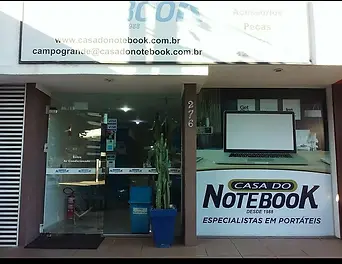 Fachada da loja da Casa do Notebook: uma imagem da fachada da loja com o nome da loja e vitrines com notebooks em exposição.