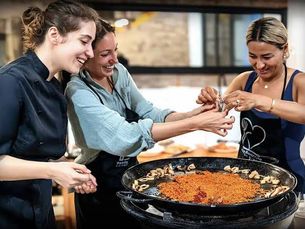 Do Barcelona Cooking Classes Offer Private Group Experiences for Tour Operators?