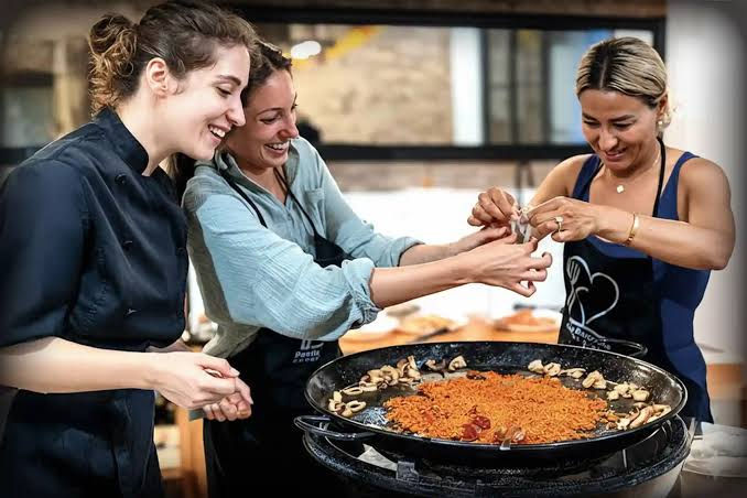 Do Barcelona Cooking Classes Offer Private Group Experiences for Tour Operators?