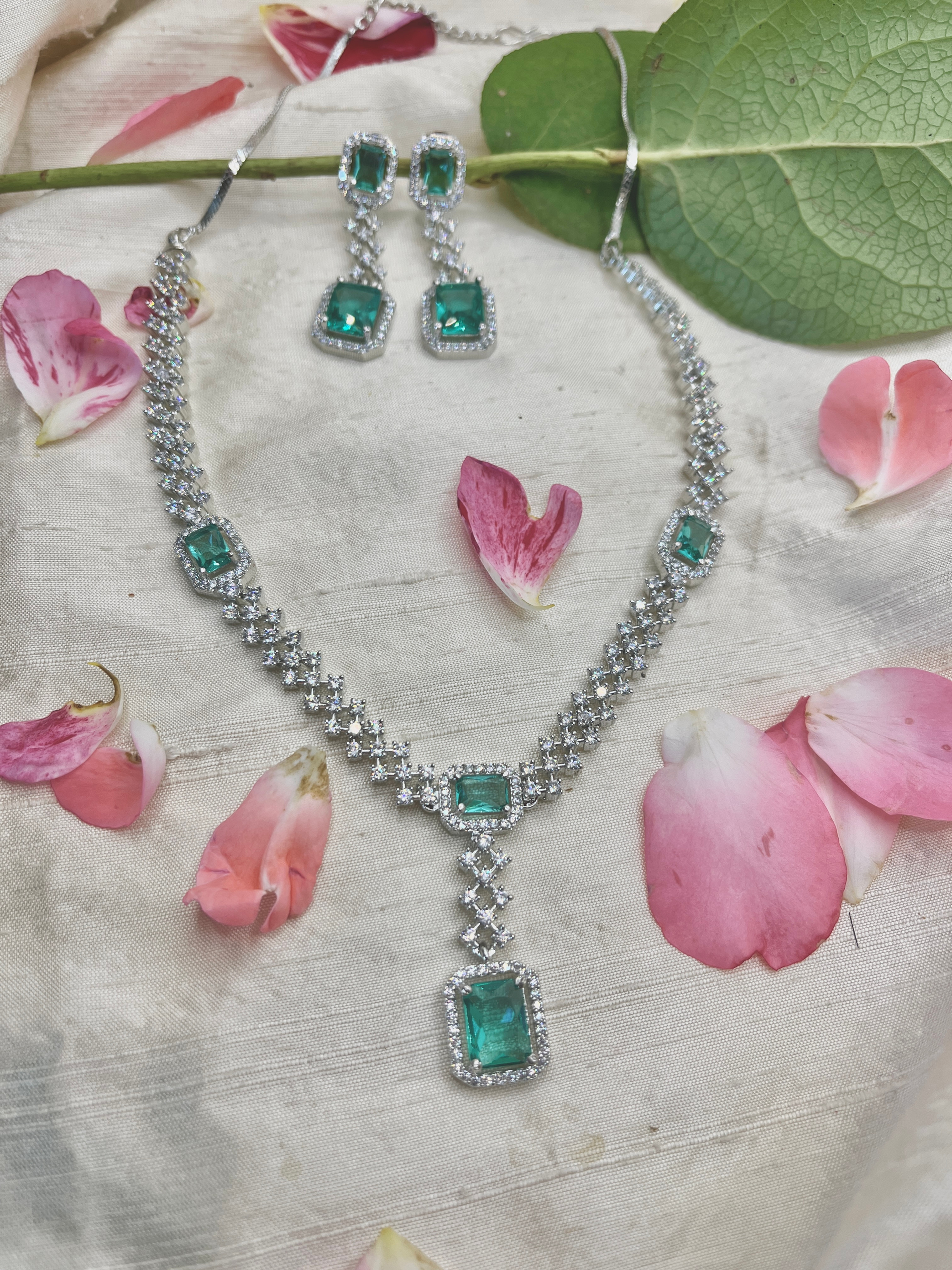 Luxurious Green Jewelry Set with Necklace