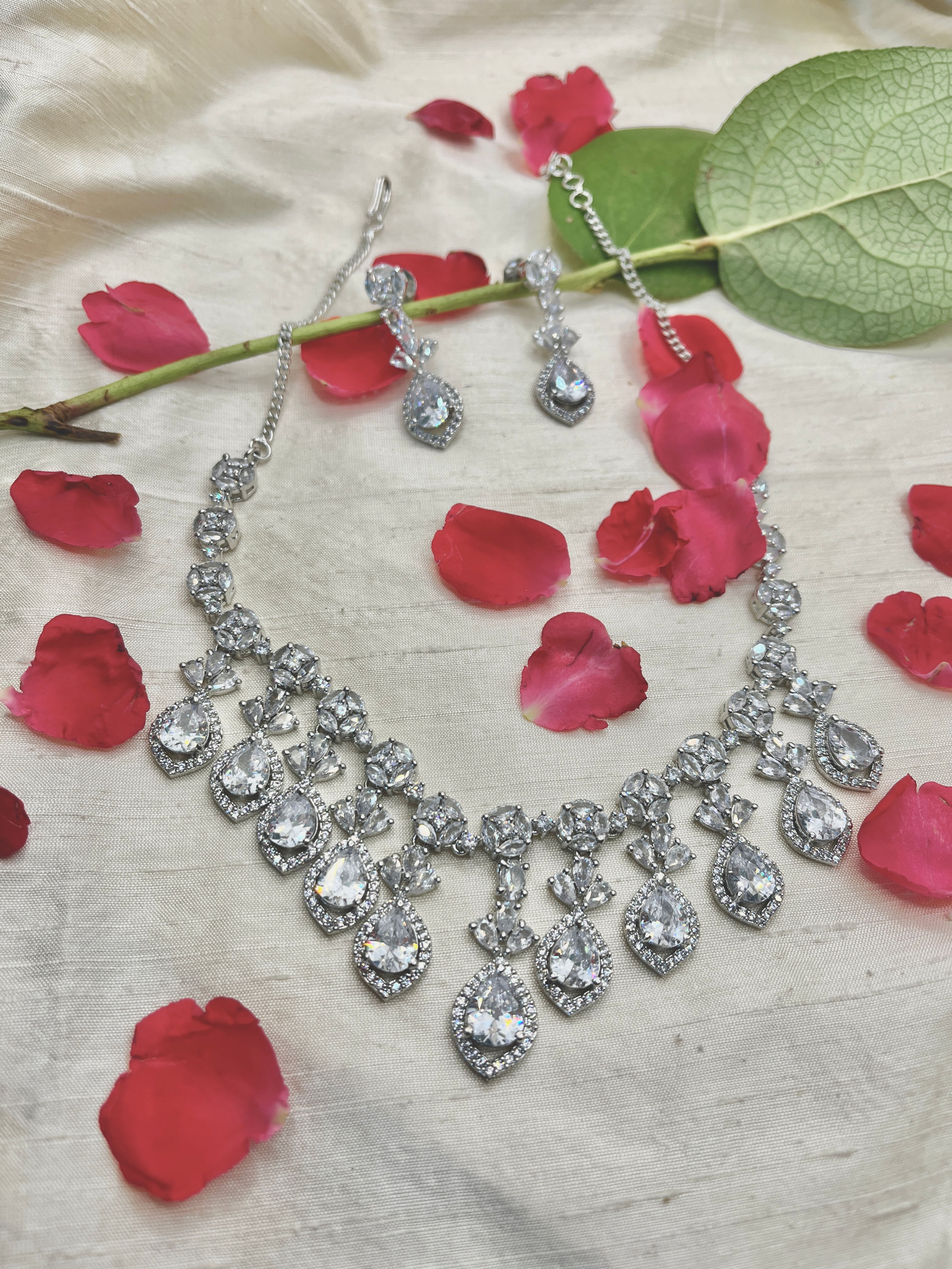 Ravishing Jewelry Set with Necklace