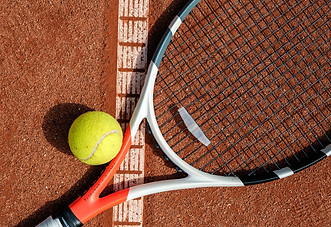 gastwirtschaft-hold-tennis-schlaeger.jpg