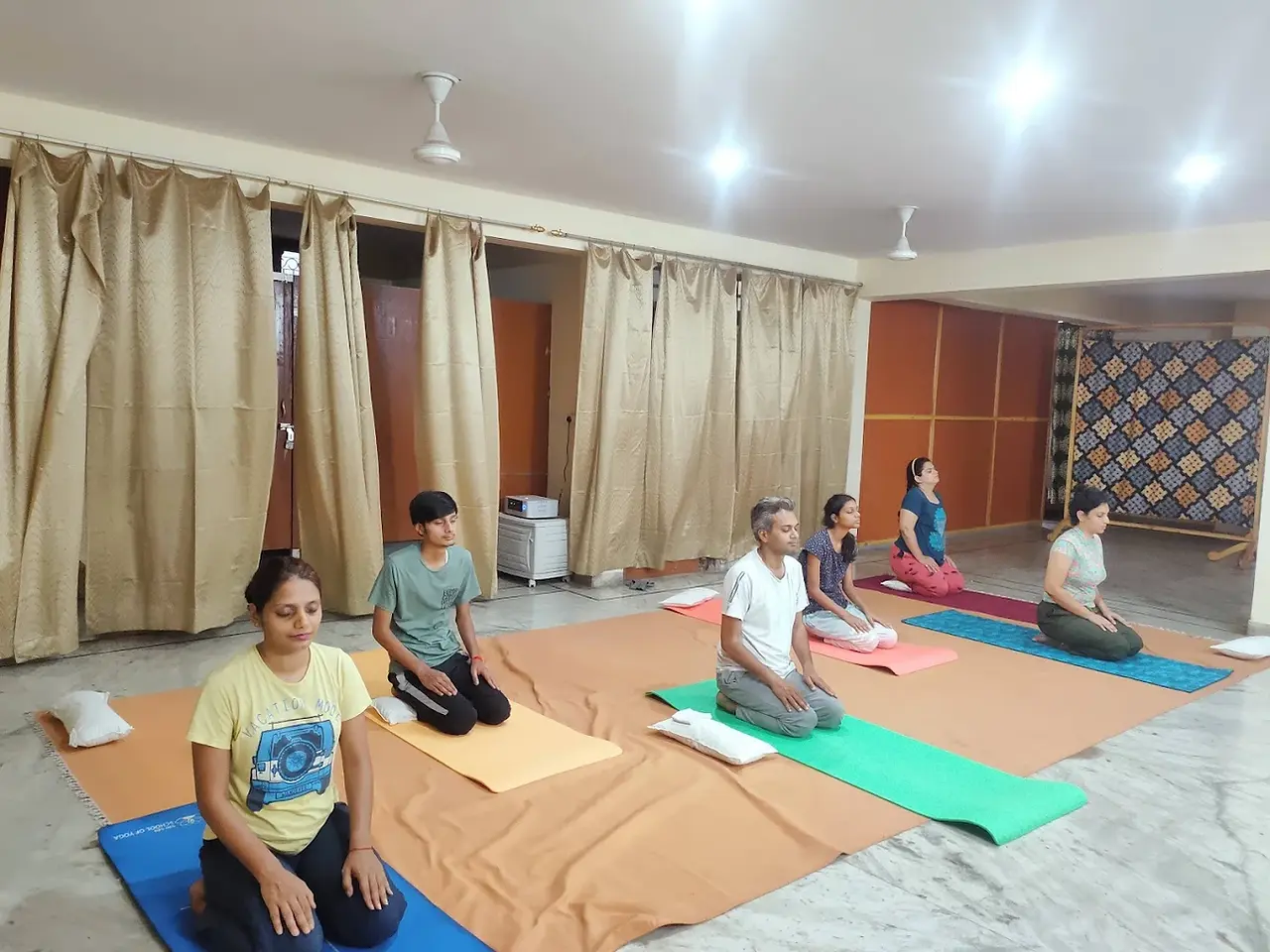 Yoga_&_meditation_at_yogashiromanistudio