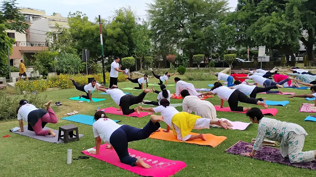Yoga_&_meditation_at_yogsadhanakendra
