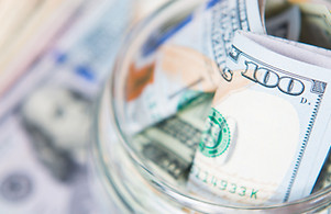 Dollar-Schein in Jar