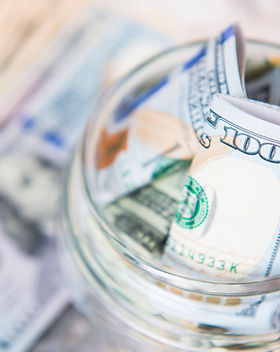 Billete de un dólar en el tarro